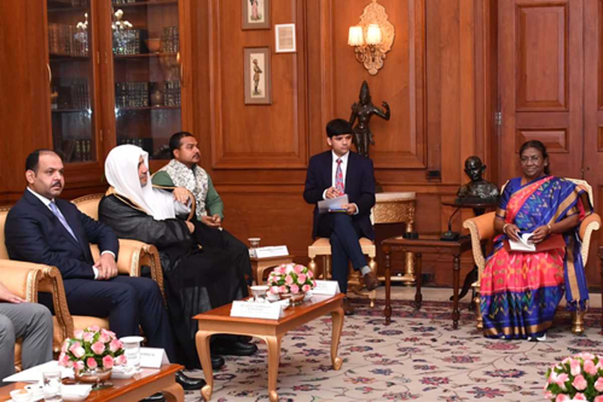 मुस्लिम वर्ल्ड लीग के प्रमुख मोहम्मद बिन अब्दुल करीम अल-इस्सा ने राष्ट्रपति मुर्मू से मुलाकात की मुस्लिम वर्ल्ड लीग के प्रमुख मोहम्मद बिन अब्दुल करीम अल-इस्सा ने राष्ट्रपति मुर्मू से मुलाकात की